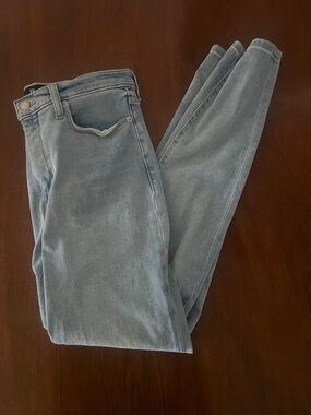 Banana Republic “The High Skinny” Light Wash Jean. 29 Tall.